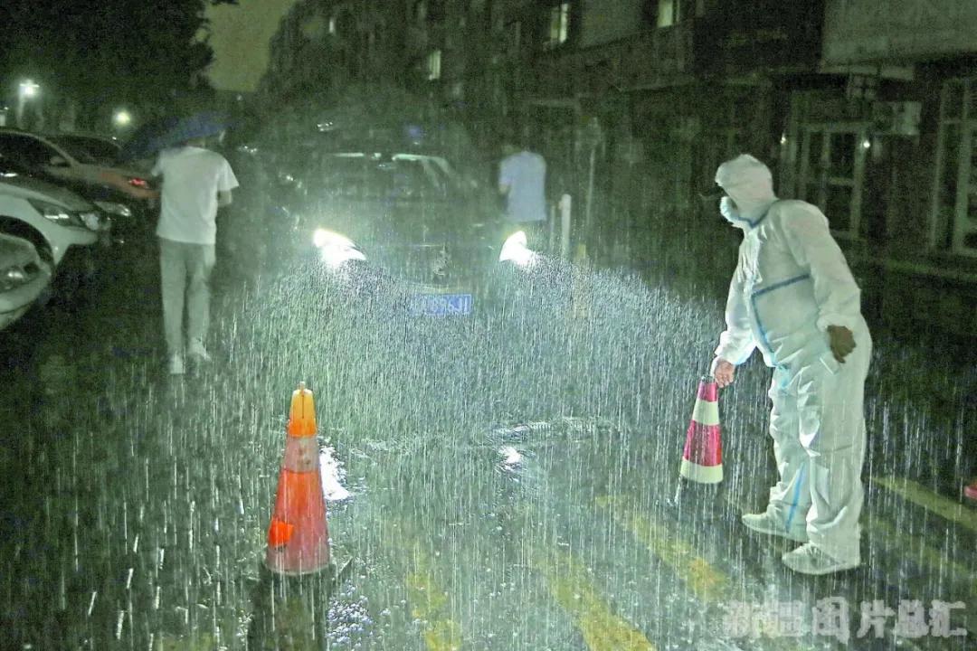 【战胜疫情 *疆新**在行动】社区里的平凡英雄