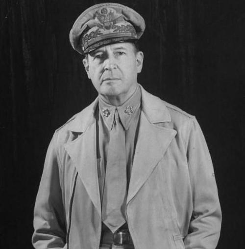 麦克阿瑟要向中国投原*弹子**，被杜鲁门撤职，毛主席一语道破其软肋