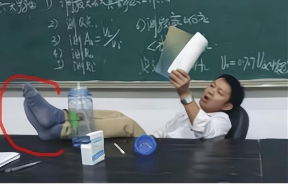 学生偷拍老师尴尬瞬间,偷拍老师镜头反转