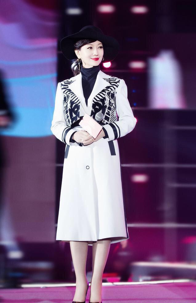 赵雅芝好会玩，穿呢大衣还要粘个大蝴蝶结，不显丑反而挺有时髦感