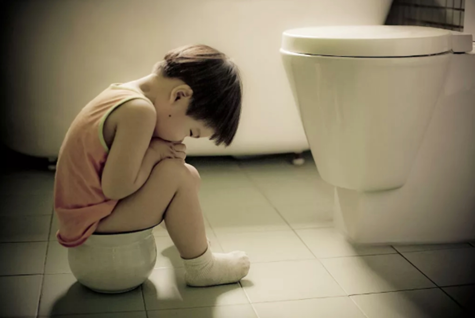 为啥孩子不在幼儿园拉臭臭？四个“苦衷”要理解，学会正确引导