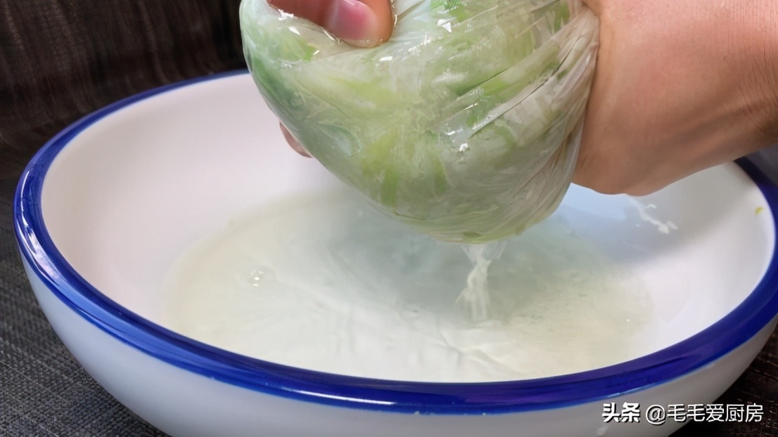 蒸包子诀窍告诉你不要直接上蒸笼,蒸包子要咋蒸不粘