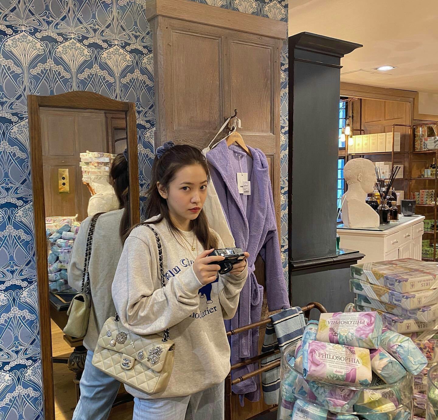 韩国女明星穿工装阔腿裤穿搭,韩国女团穿搭法则清凉显瘦时髦