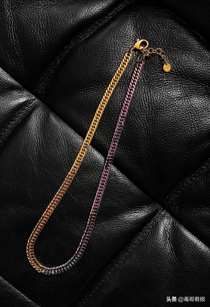 简约的首饰往往是穿搭的必杀技,首饰穿搭