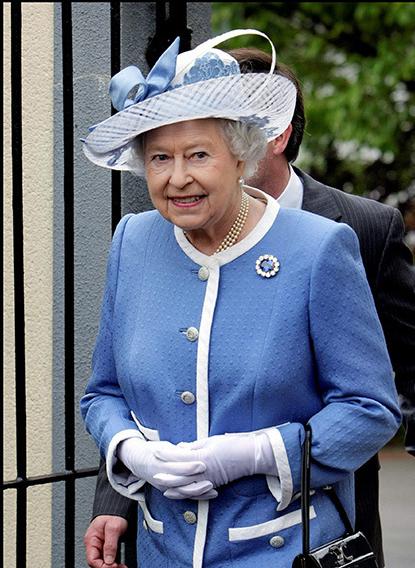 英国女王的珠宝留给卡米拉了吗,英女王戴的珍珠项链