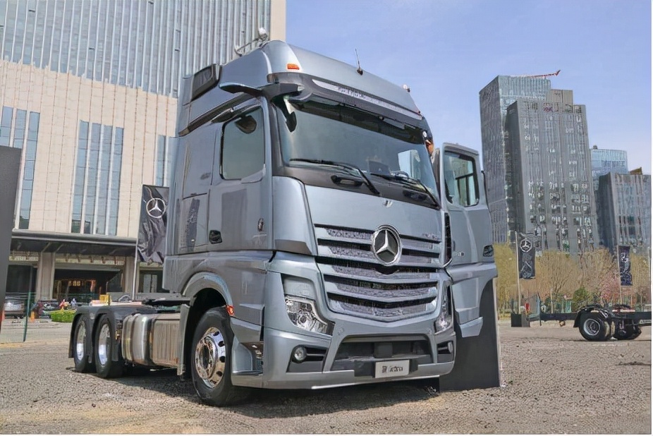 奔驰最豪华车型的驾驶感受如何,最强奔驰重卡