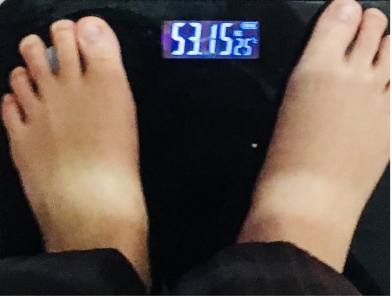 平躺感觉腰只有一边受力,平躺骨盆疼痛抬不起腿