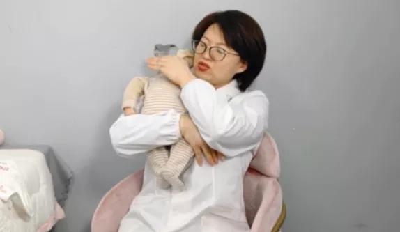 拍嗝时宝宝不配合怎么办,拍嗝宝宝不趴肩膀上怎么办