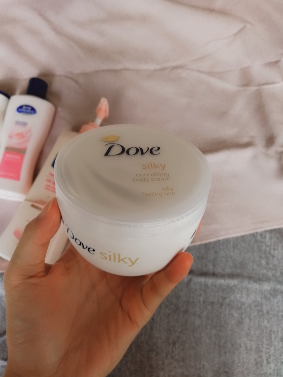 用真正的空瓶来向清贫少女们推荐二三十块钱的平价身体乳