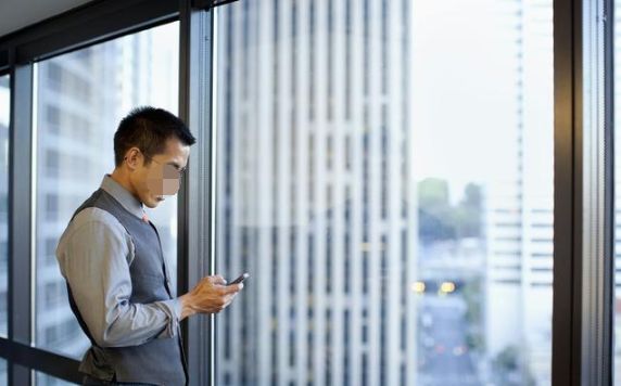 我妈跟我借五千块给爸治病，我让她写欠条，拿过欠条一看，我傻了