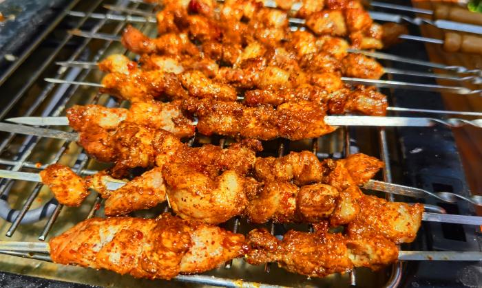 烧烤摊的烤串都有什么,烧烤摊的肉烤出来为什么油滋滋的