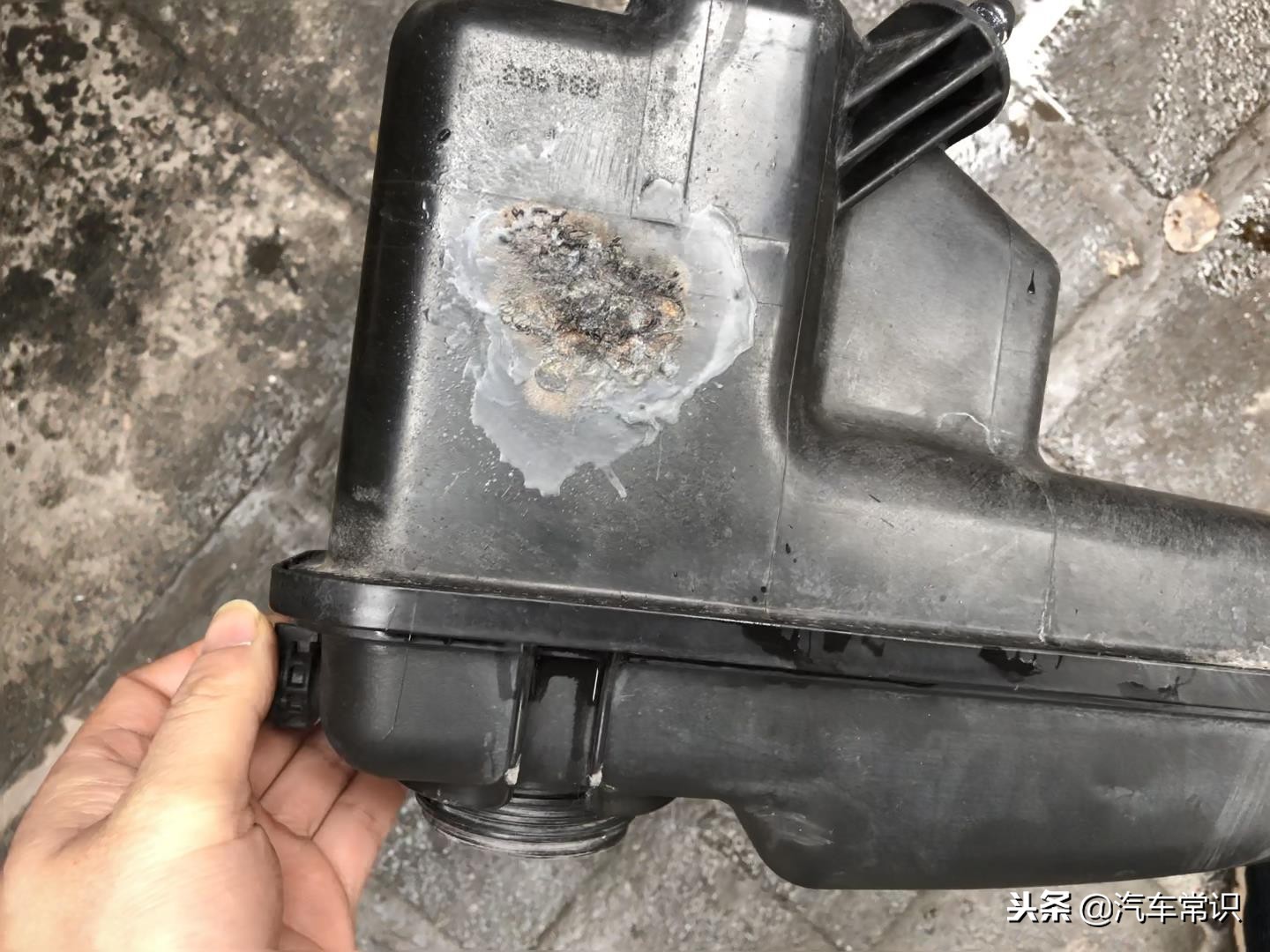 宝马7系730水壶冒气,宝马7系小水壶漏水是什么原因