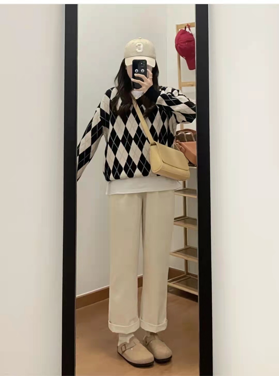 秋天白色裤子配什么颜色上衣好看