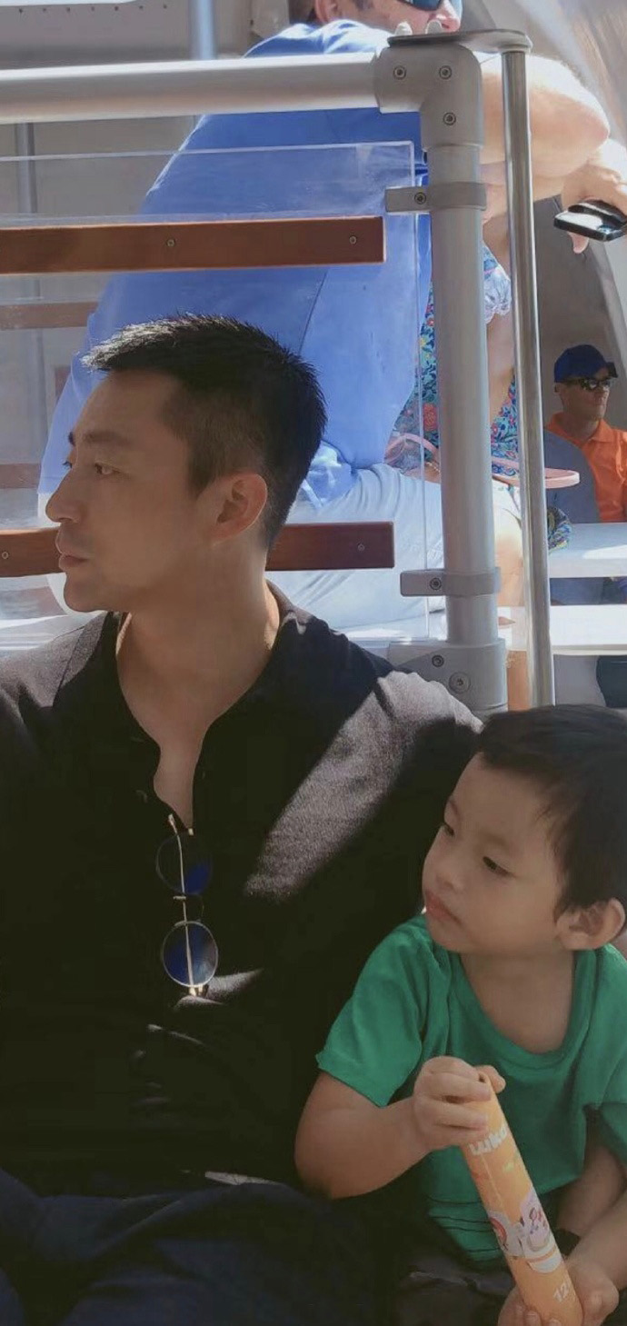 汪小菲晒儿子正面照，3岁汪希箖穿T恤可爱，长腿随爸，长相随大S