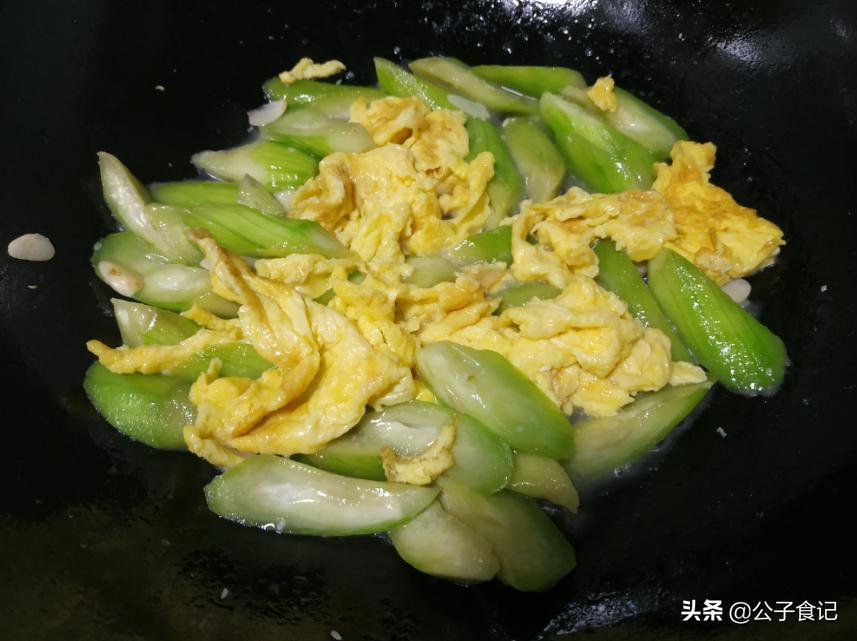 吃丝瓜要去掉籽吗,吃丝瓜用不用掏瓤