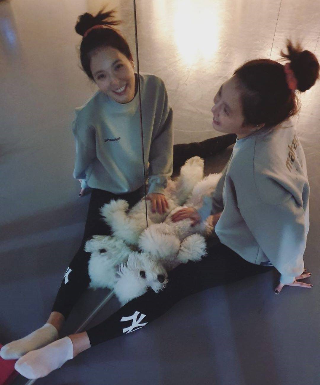 泫雅黑色衣服,泫雅穿红卫衣