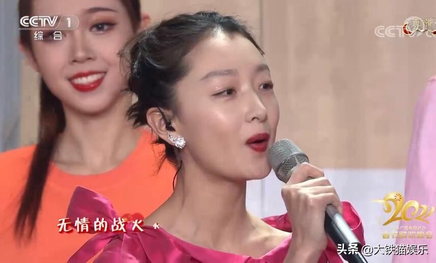 春晚造型不服不行！38岁佟丽娅，35岁杨幂，一身中国红都绝了