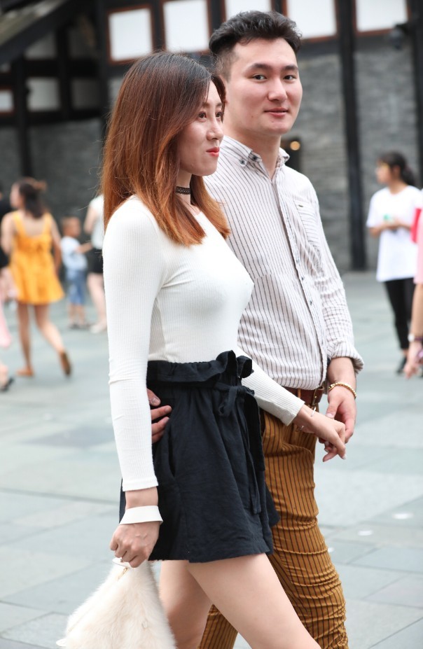 鞋带不要再绑成蝴蝶结了，真土，现在流行缠在脚踝上，男神扶着走