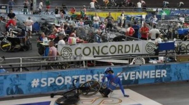 自行车赛事选手被车割伤,骑摩托比赛被木棍刺穿