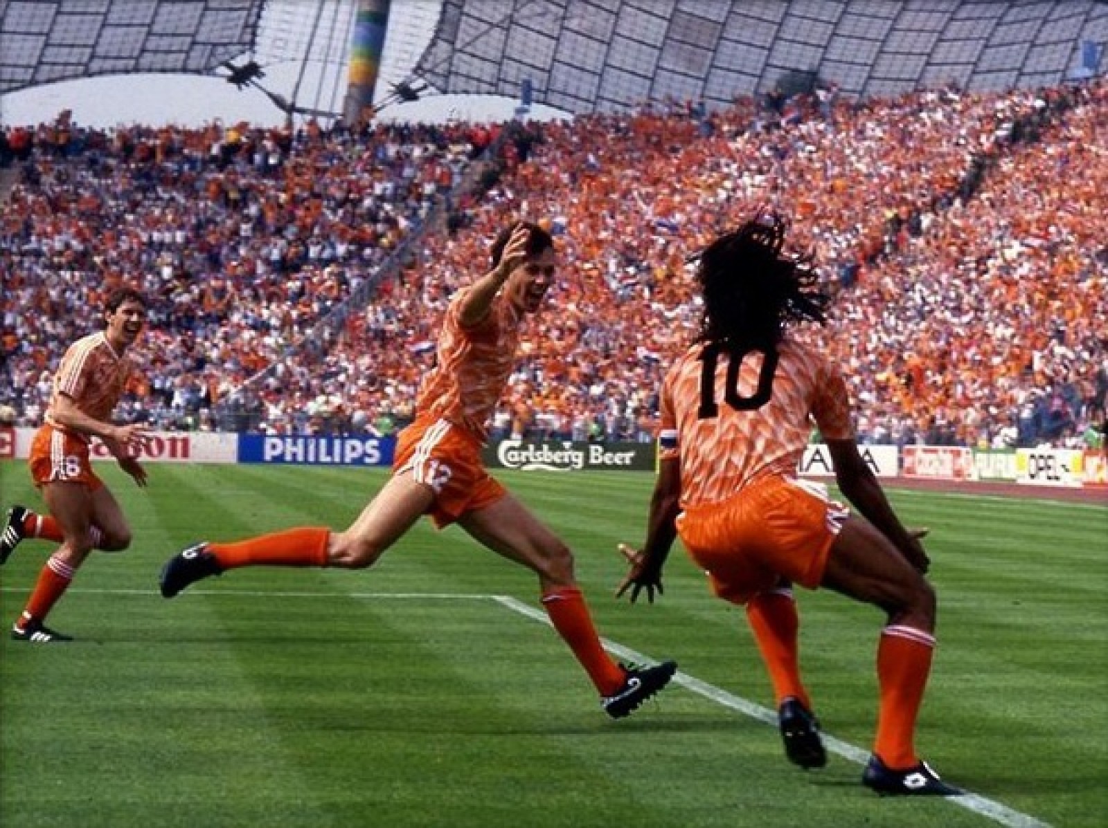 世界足坛十大最强阵容,天下足球十大梦幻三人组