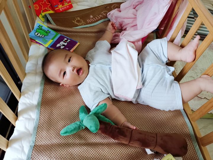 如何给1-6个月的宝宝喂奶,0-6个月奶粉喂奶量是多少