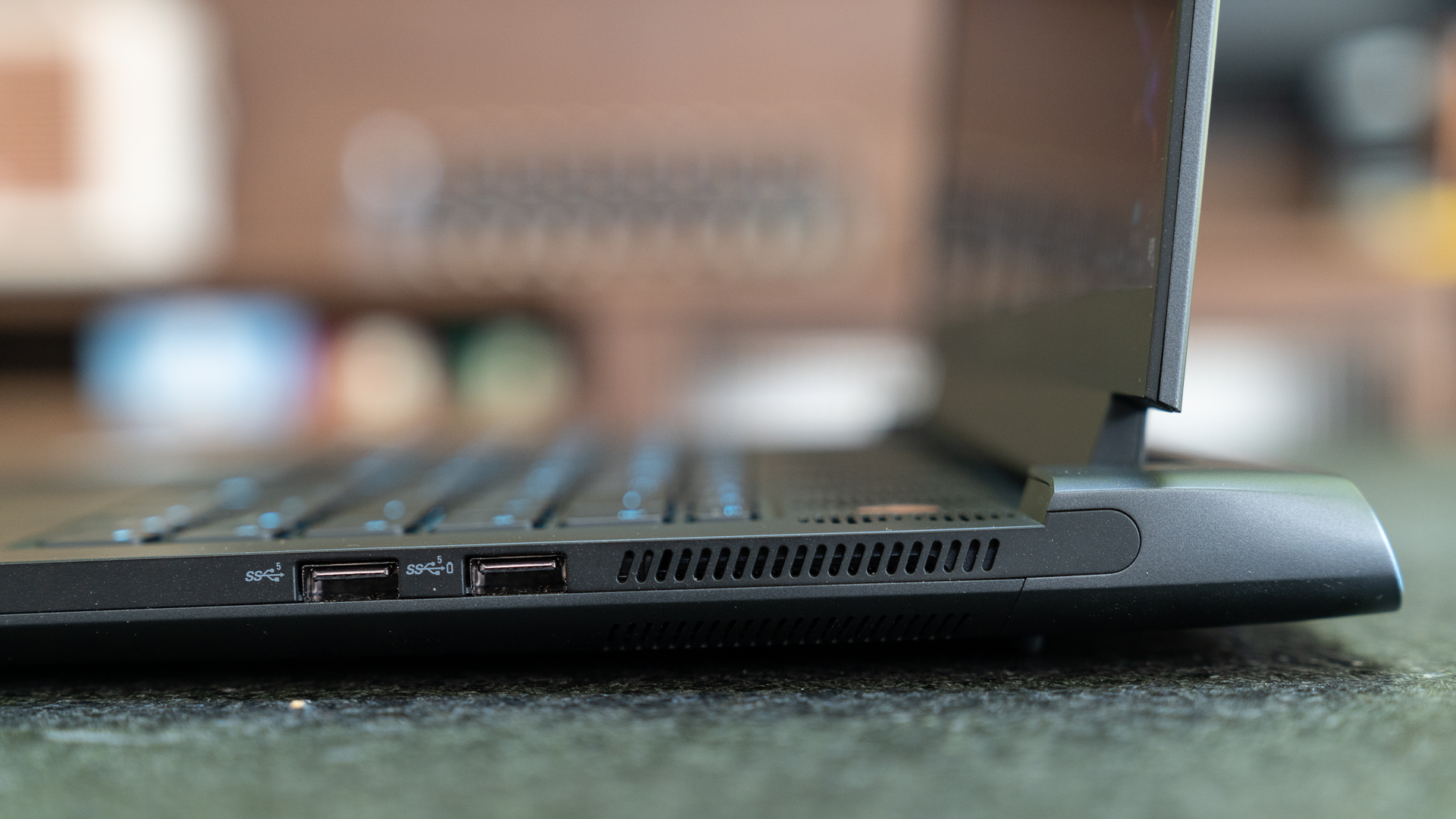 玩家的终极梦想英雄联盟,alienwarem15r6游戏本外观