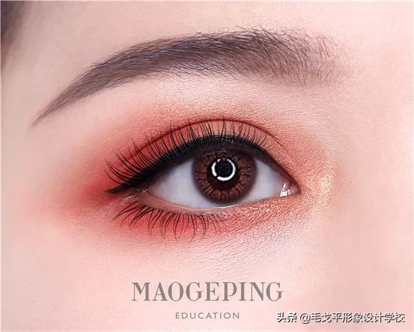 怎么画眼妆才不显脏,想学画眼妆今年最流行的眼妆