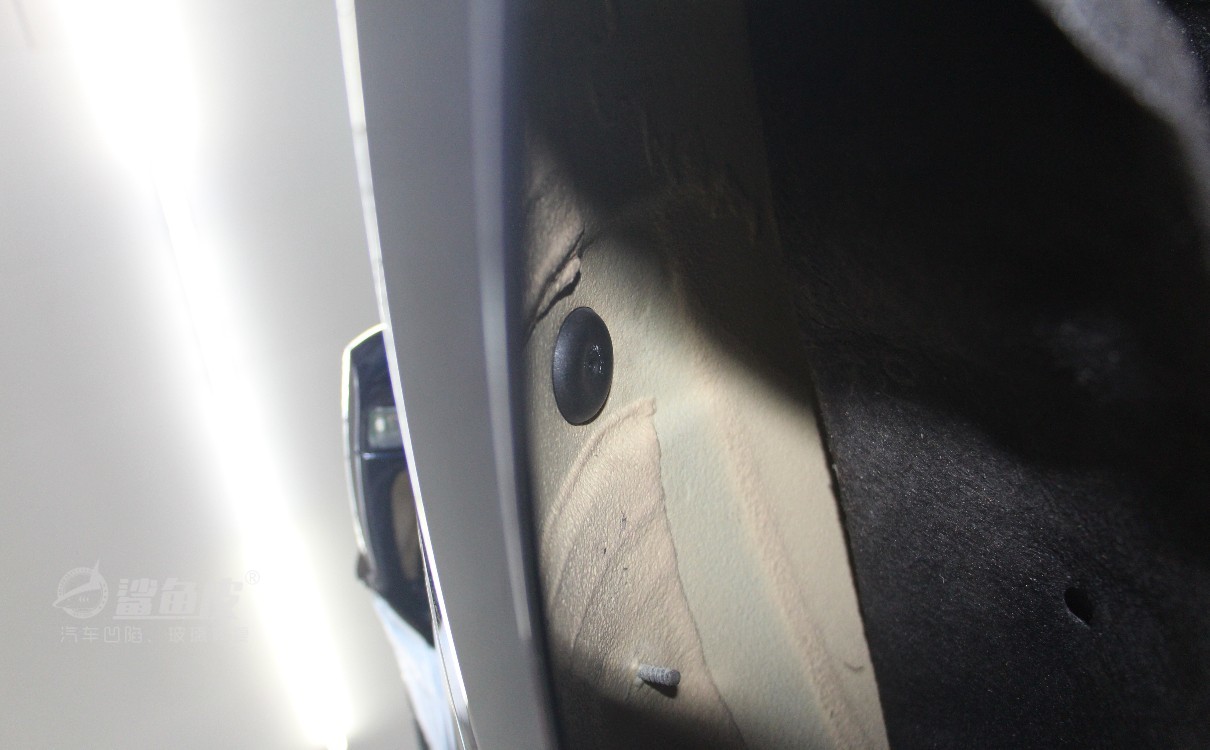 车身石子砸的小坑修复多少钱,车身石子打的坑掉漆怎么修复