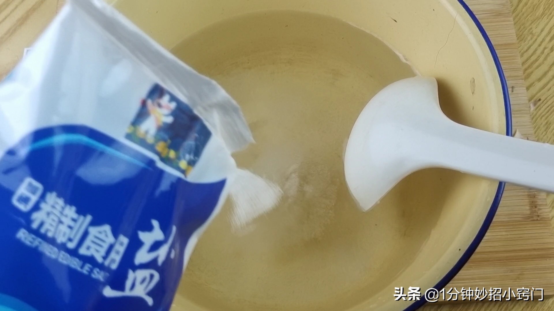 菠萝该怎么切不脏手,切菠萝不削皮的小窍门