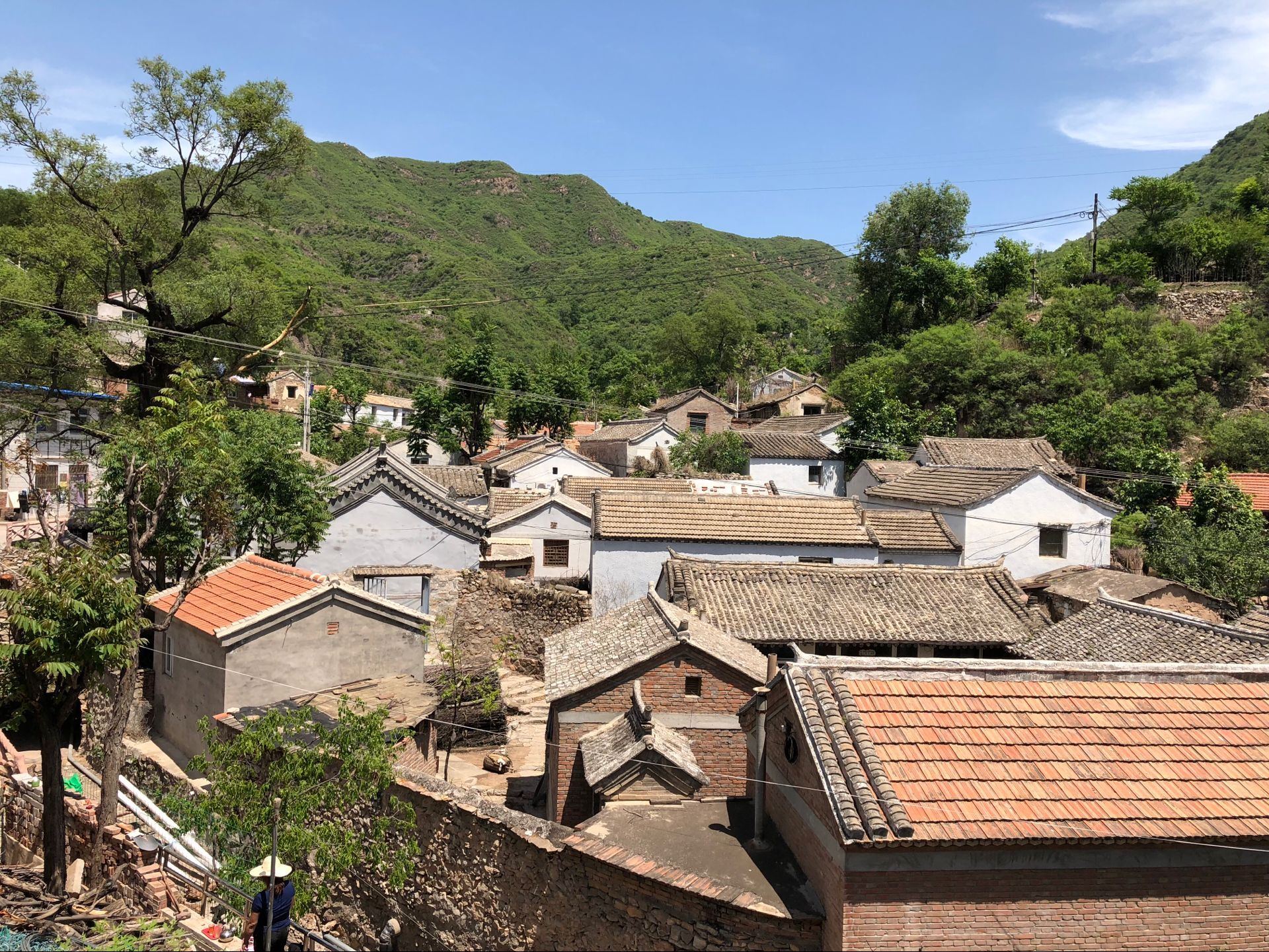 城里人在农村买地基修房子合法吗,城市人买农村房屋确权怎么办