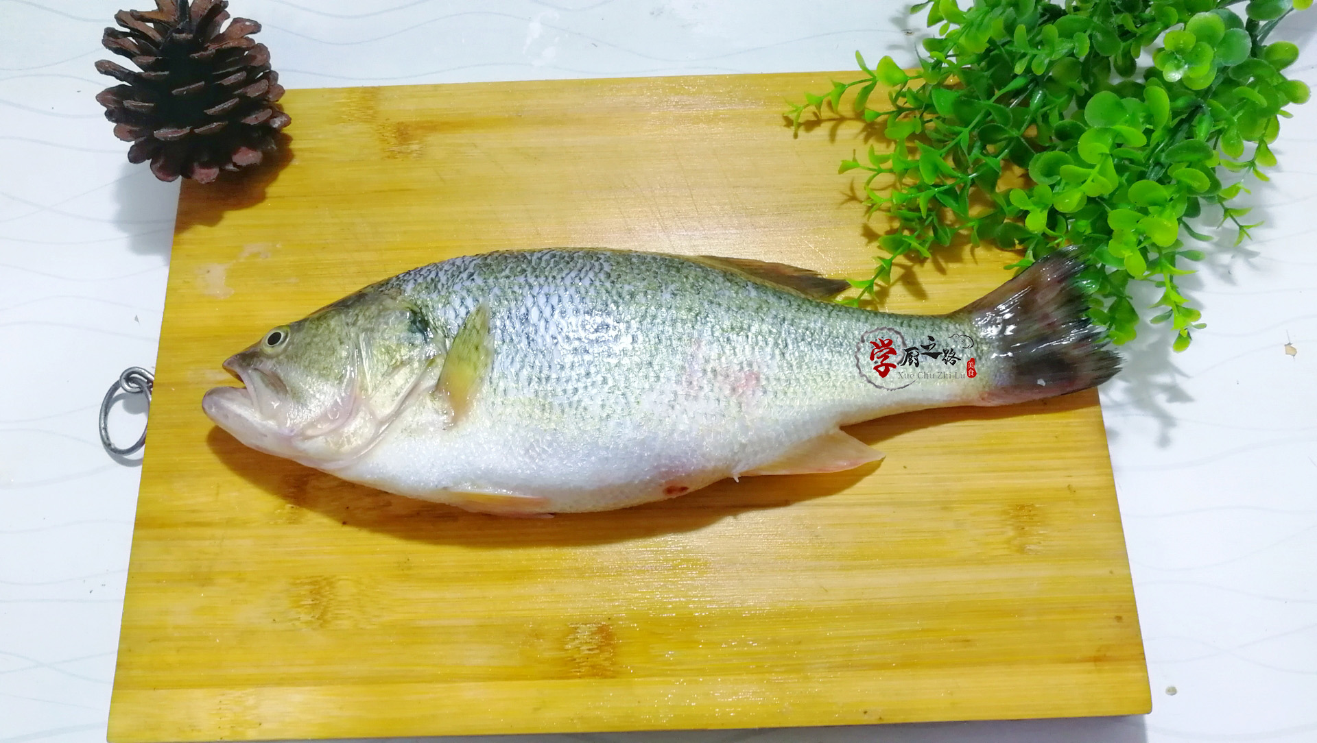 松鼠鱼口味酸甜宴客倍儿有面,厨师制作松鼠鱼