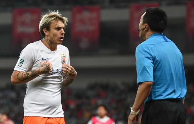 裁判成生死判官，既捅出中超联赛的哀伤，也映出中国足球的苍白