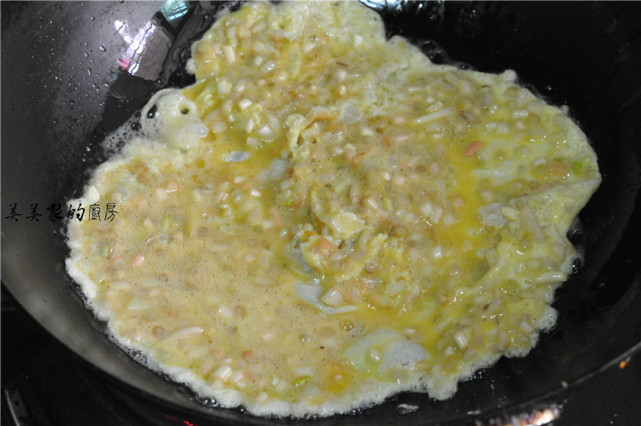 鸡蛋跟它一起炒，一半人不敢碰，另一半人爱到哭