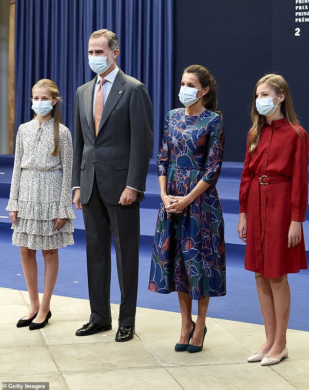 西班牙小公主罕见穿高跟鞋,14岁西班牙公主近照