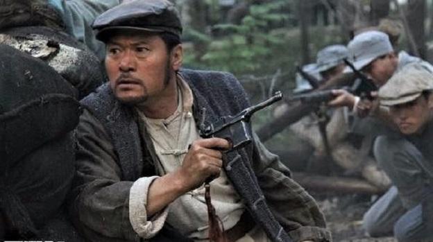 15米距离：周润发用手枪，邓飞虎用弹弓，哪个打得准？