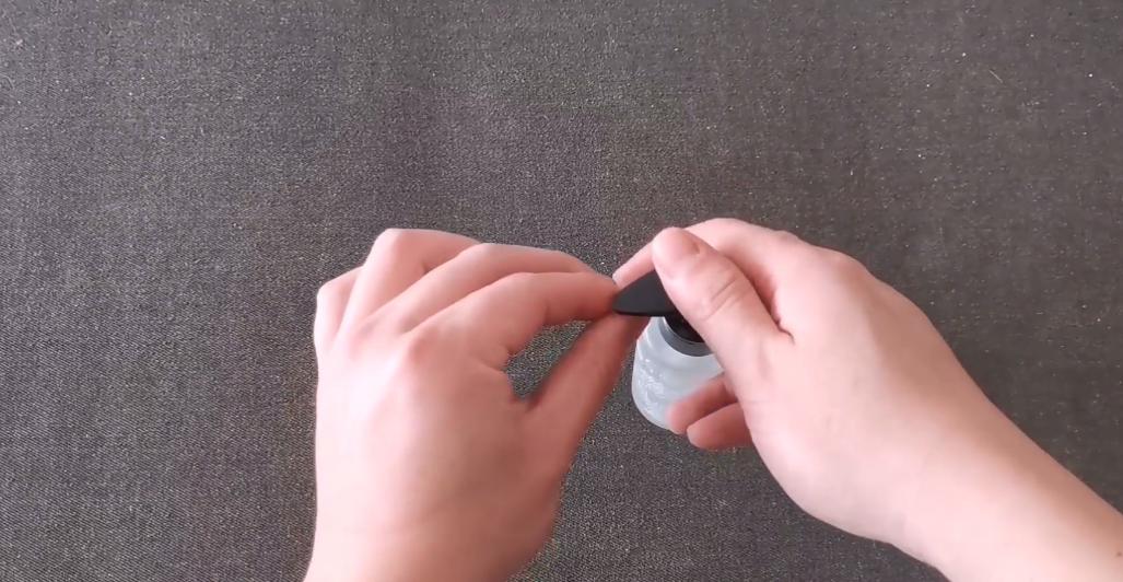 502胶水粘手怎么快速弄掉,手指要是被502胶水弄的话该怎么办