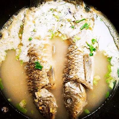 一碗好汤喝出好气色，这几种鱼汤味道鲜美、营养丰富、做法简单