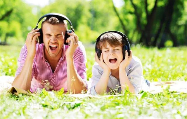 孩子喜欢买名牌该怎么教育,看到同学穿名牌