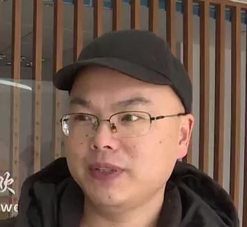 帮点赞！垃圾桶惊现万元钞票，分拣员：捡钱不交不光荣