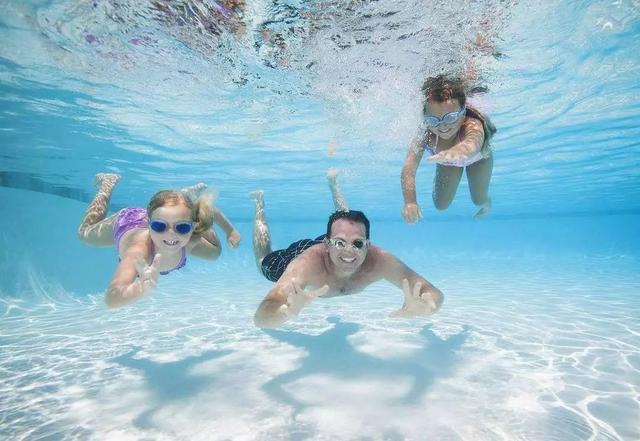 游泳不仅能锻炼身体还能保护自己,游泳既能强身健体又能保护自己