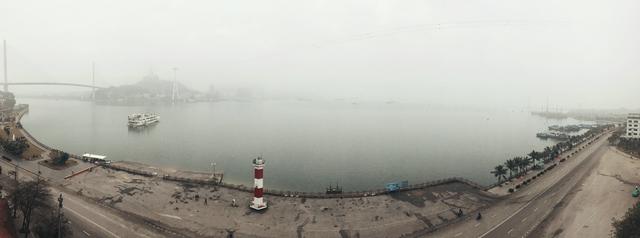 这里虽然风景如画人们生活的却很凄惨没日没夜的追着大船讨生活