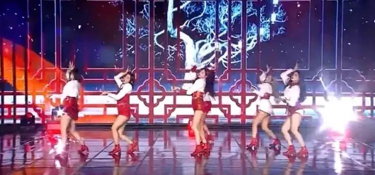 李子柒被韩国网友*攻围**，中国博主联手回击，发布酸菜视频标题显眼