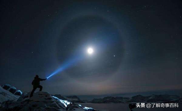 打开手电筒再关闭光线会消失吗,手电筒打开一秒后关闭光去哪了