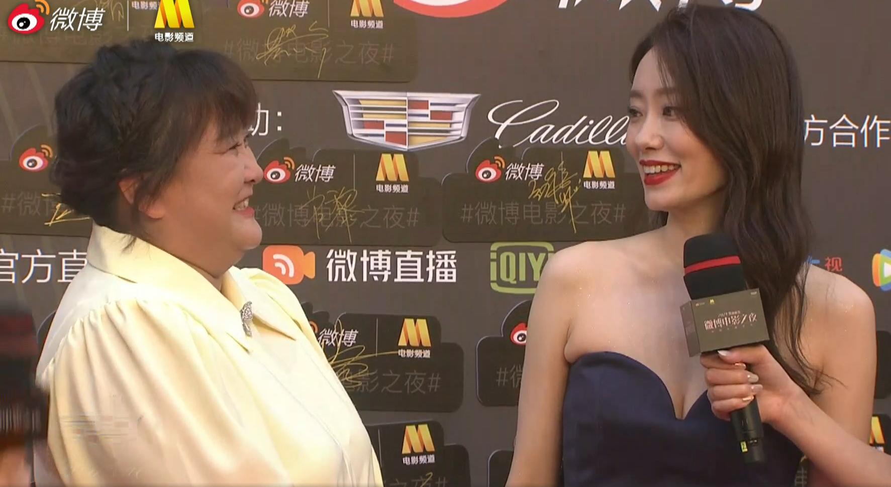 张小斐现在还跟着贾玲么,贾玲和张小斐合起来的样子