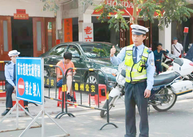 危难之中显身手民警,危难时刻显身手挺身而出护民安