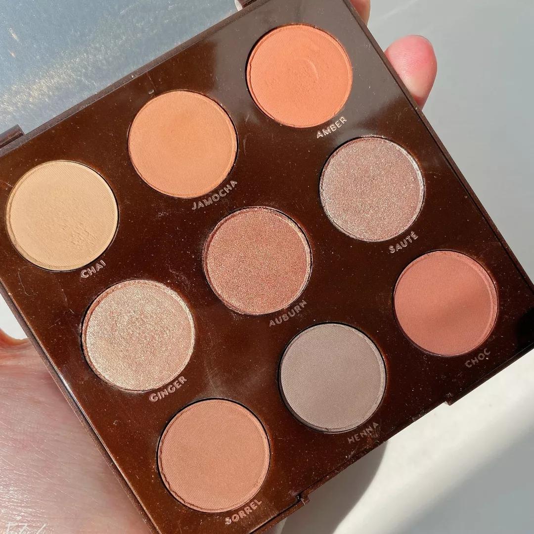 黄皮新手彩妆教程视频全集,适合黄皮的大牌彩妆推荐眼影