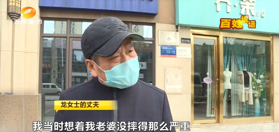 湖南大型犬追赶小孩外婆护住摔倒,白衣男子上前踹大型犬致老人摔倒