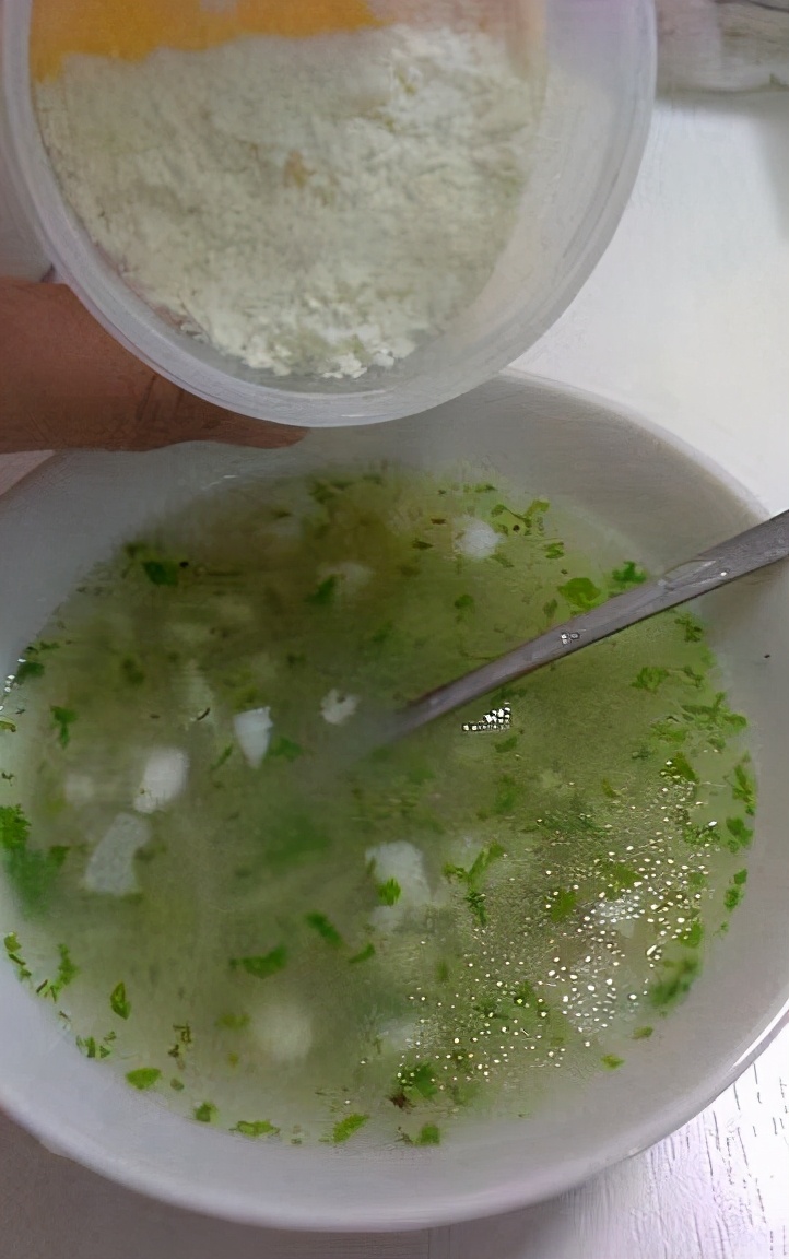 宝宝的第一口辅食该怎么吃,宝宝辅食第一口米粉怎么吃正确