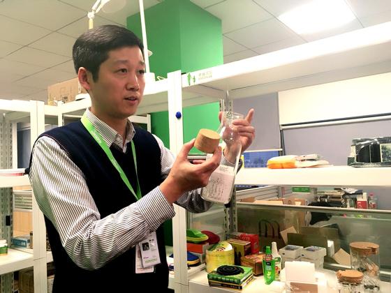 国民老爸4年死磕毒包书皮、毒跑道等假劣毒产品，曾烧光百万，推动修改行业标准