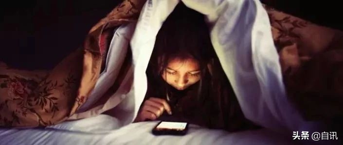 寒假还要上课孩子很烦怎么办,假期孩子天天抱着手机